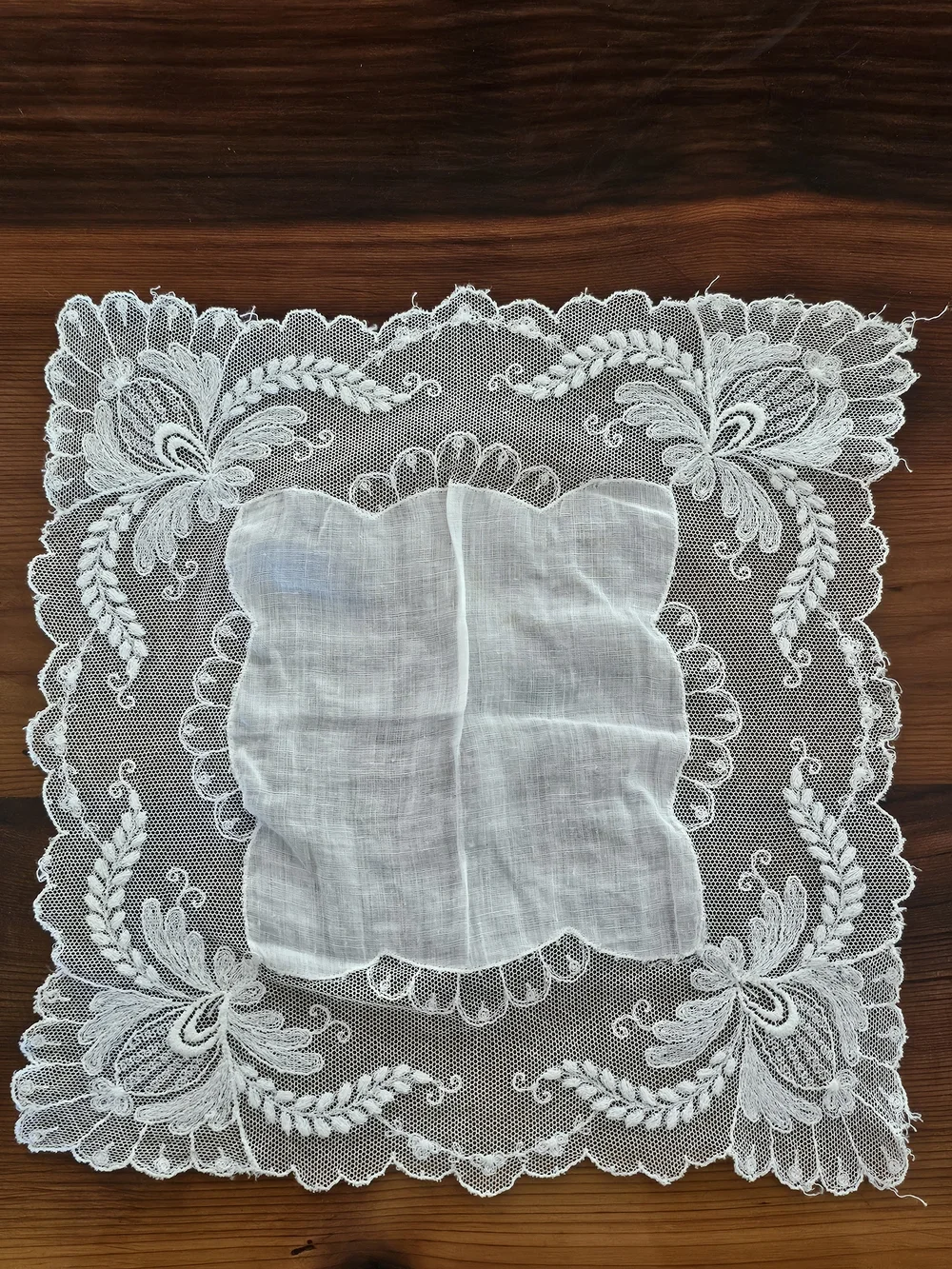 Delicate Vintage White Lace Handkerchief - Picture 3 of 4
